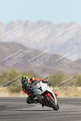 media/Oct-30-2025-Racers Edge (Thu) [[dabbdaf680]]/3-B Group/Session 2 (Turn 14)/